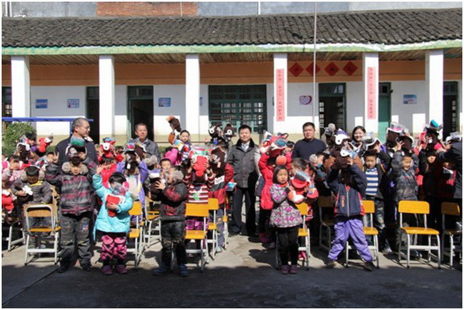 大爱不暂停—mg冰球突破地产对赣州洋田小学生爱心行动报道